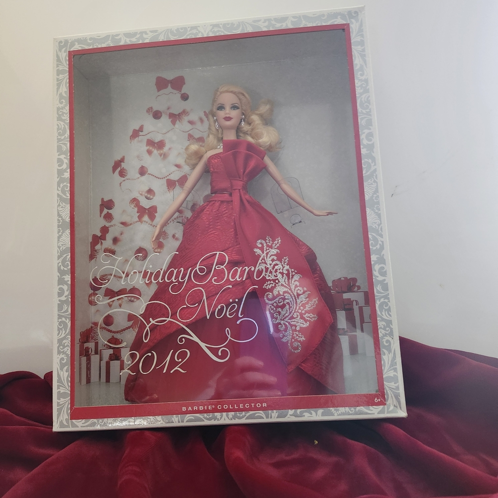 🎄✨ 2012 NRFB Holiday Barbie – Collector Edition in Red Gown By Mattel✨ Giftset - Picture 4 of 4